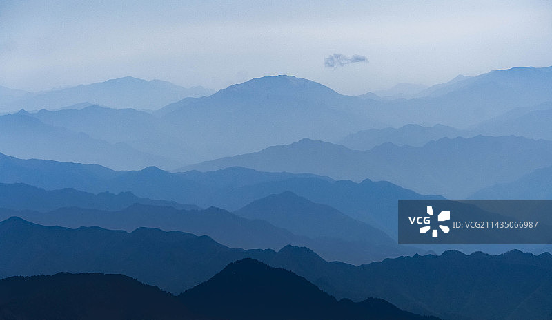 五月的秦岭主峰太白山遥望层峦的群山图片素材