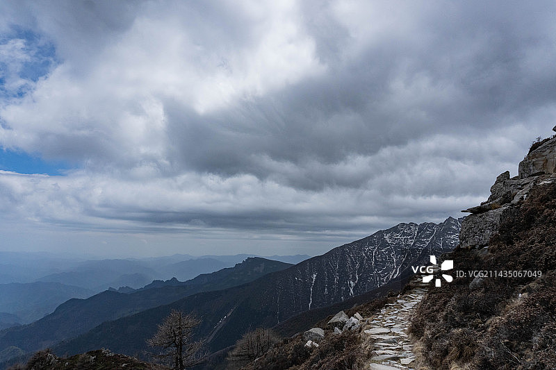 五月的秦岭主峰太白山冰川遗迹山路图片素材