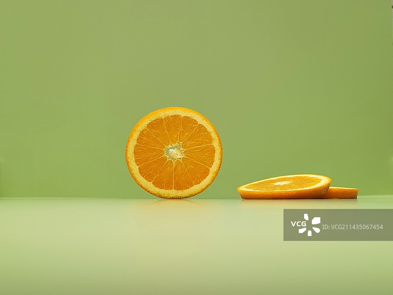 桌上新鲜水果橙子切片的特写镜头图片素材