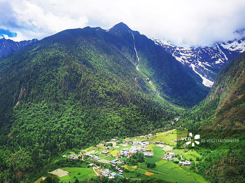 云南迪庆州 雪山脚下的雨崩村图片素材