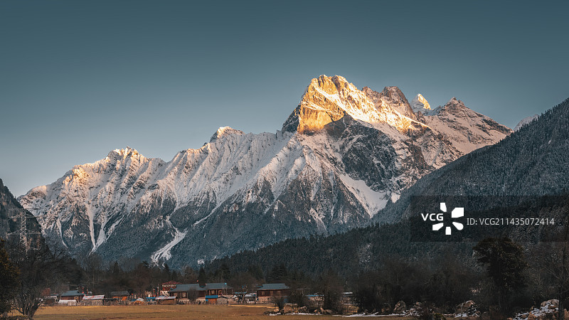 雪山下的村落图片素材
