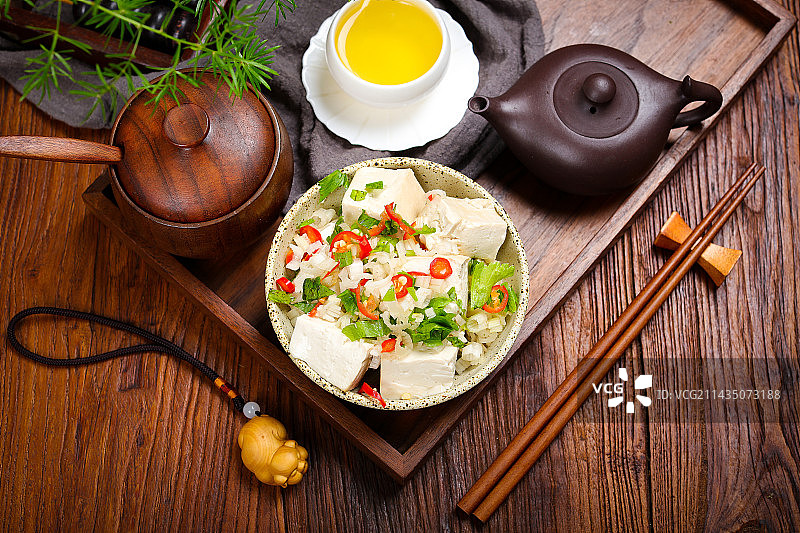 家常小炒菜肴油泼芹香豆腐图片素材