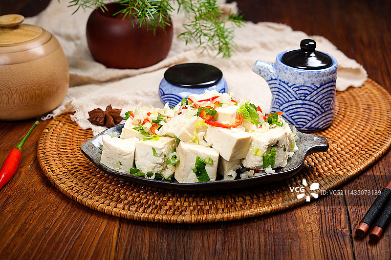 家常小炒菜肴油泼芹香豆腐图片素材