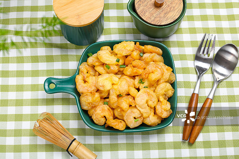 香酥美味农家菜油炸香酥虾仁图片素材