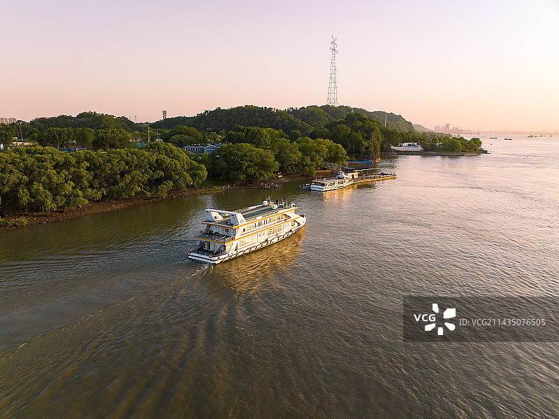 南京长江燕子矶观光游船图片素材