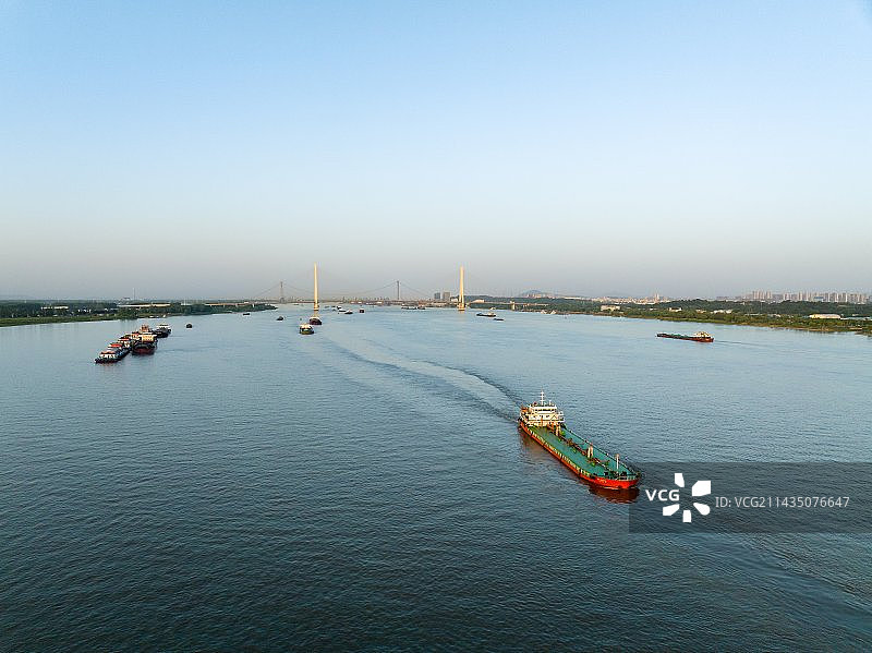 日落时长江上的货轮图片素材