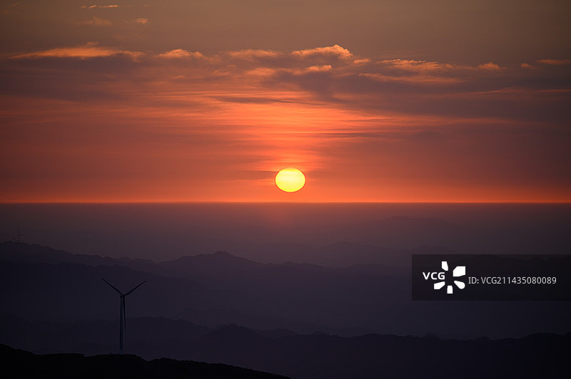 山顶日出看到地平线图片素材