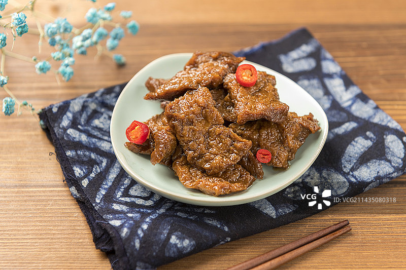 苏州传统小吃卤汁豆腐干摆放在桌面上特写图片素材