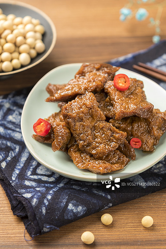 苏州传统小吃卤汁豆腐干摆放在桌面上特写图片素材