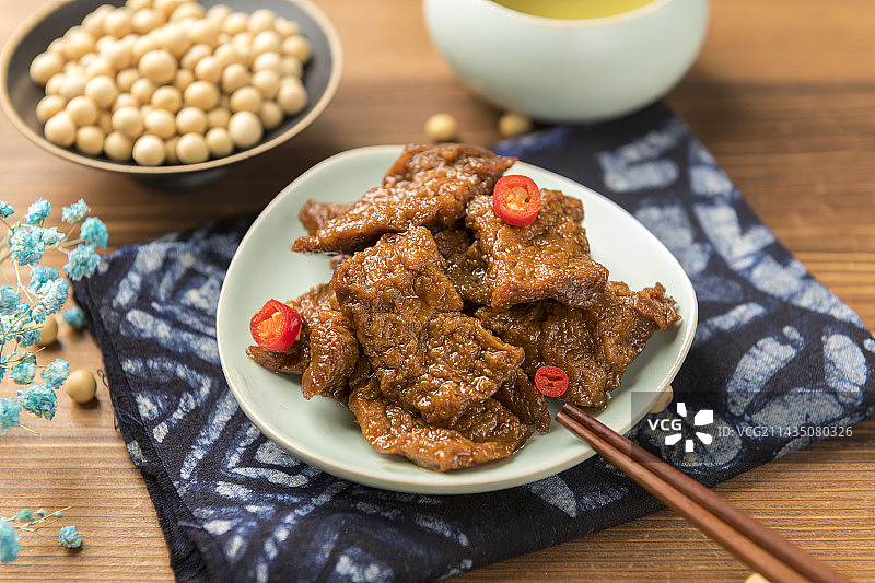 苏州传统小吃卤汁豆腐干摆放在桌面上特写图片素材