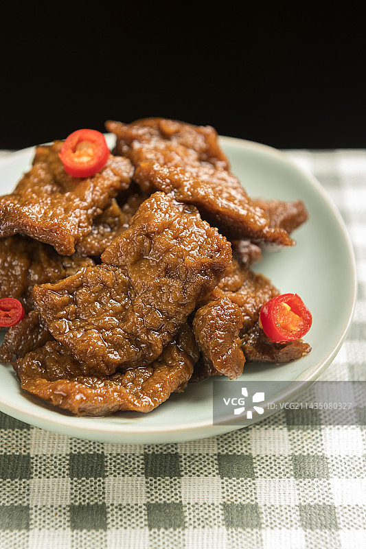 苏州传统小吃卤汁豆腐干摆放在桌面上特写图片素材