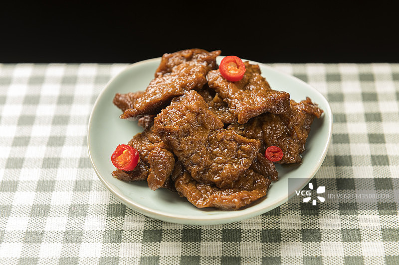 苏州传统小吃卤汁豆腐干摆放在桌面上特写图片素材