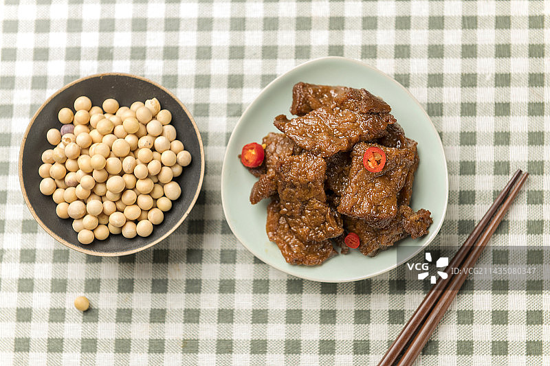苏州传统小吃卤汁豆腐干摆放在桌面上特写图片素材