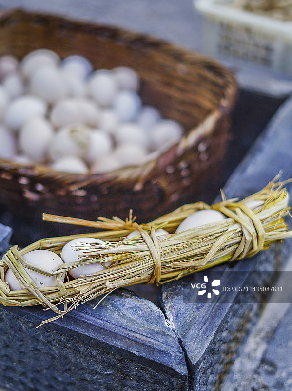 云南腾冲热海里的温泉蛋图片素材