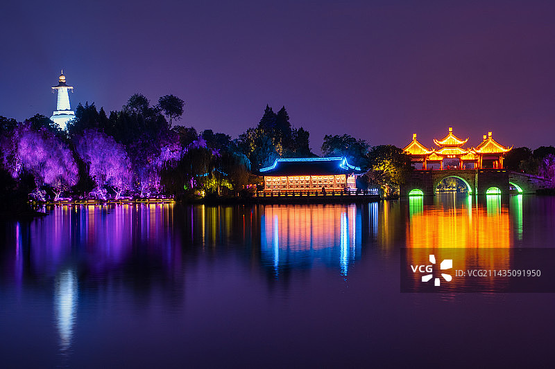 扬州瘦西湖夜景灯光秀图片素材