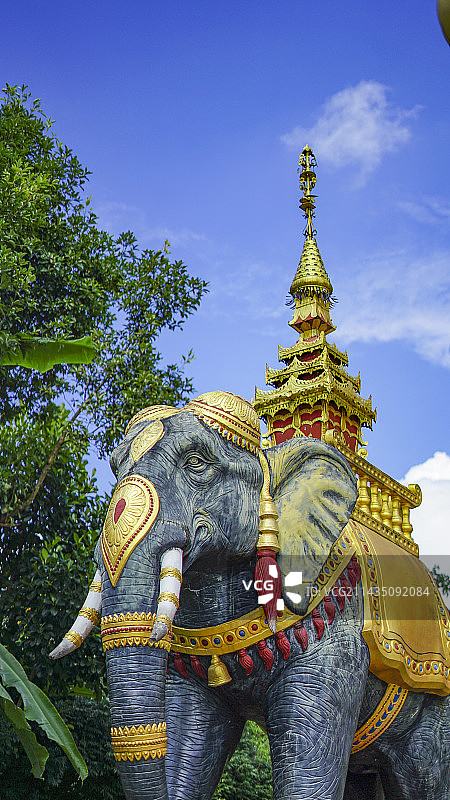 云南芒市勐焕大金塔寺庙大象和佛像图片素材