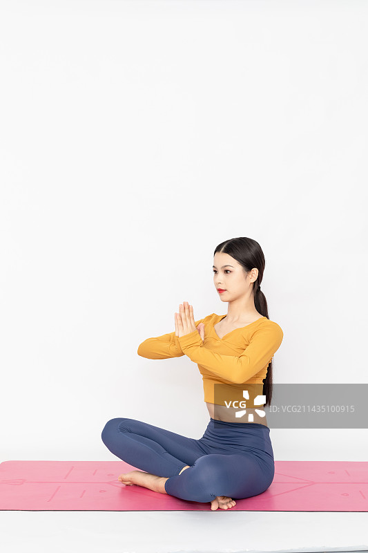 室内做瑜伽的中国年轻女性图片素材