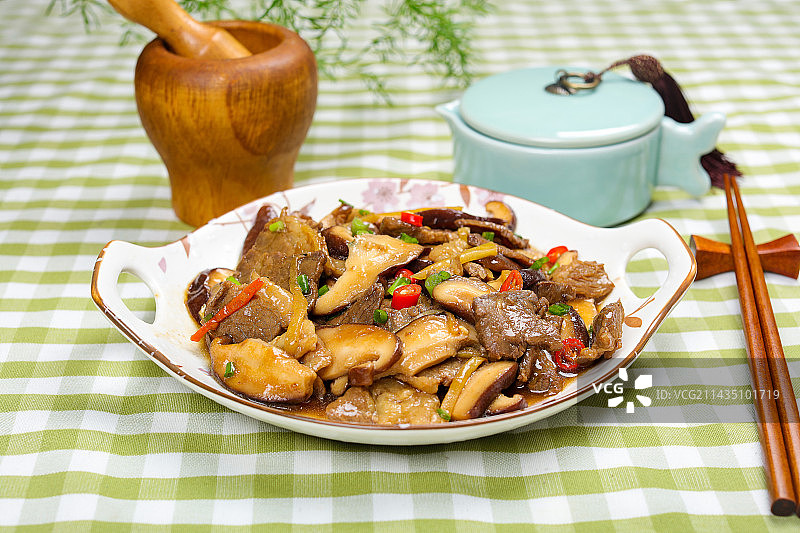 营养美味家常菜香菇炒牛肉图片素材