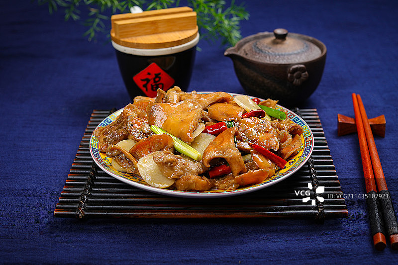 特色美食炒菌菇小炒谷黄菌谷熟菌图片素材