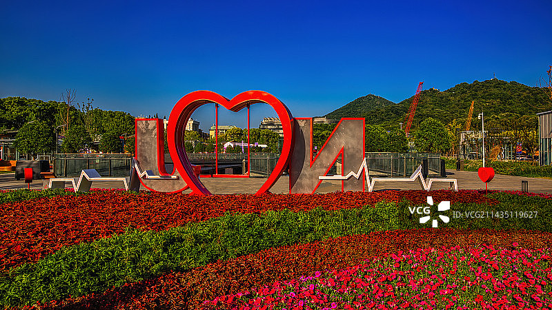 五一假日期间的花圃和紫金山+南京图片素材