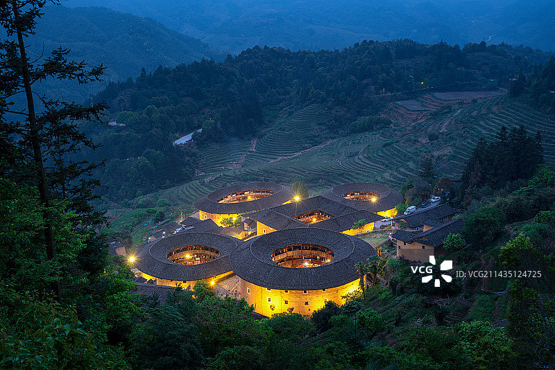 南靖田螺坑土楼四菜一汤蓝调夜景图片素材