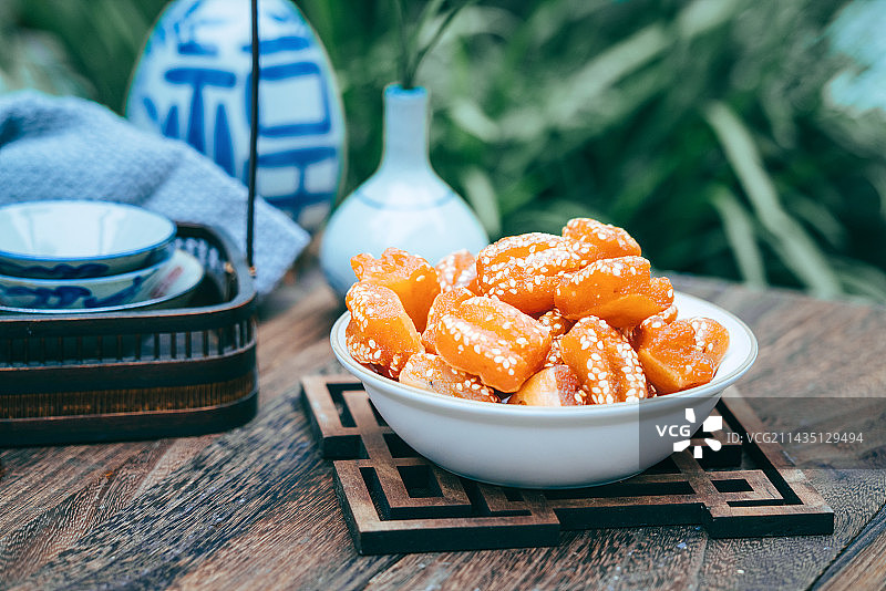 甜蜜的蜜三刀蜜糖零食,中国风味摆盘图片素材