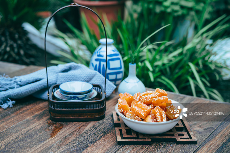 甜蜜的蜜三刀蜜糖零食,中国风味摆盘图片素材