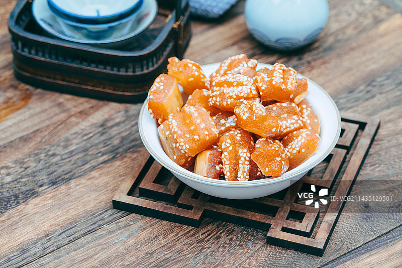 甜蜜的蜜三刀蜜糖零食,中国风味摆盘图片素材
