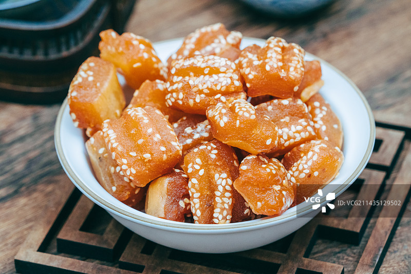 甜蜜的蜜三刀蜜糖零食,中国风味摆盘图片素材