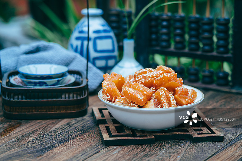 甜蜜的蜜三刀蜜糖零食,中国风味摆盘图片素材