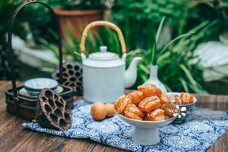 甜蜜的蜜三刀蜜糖零食,中国风味摆盘图片素材