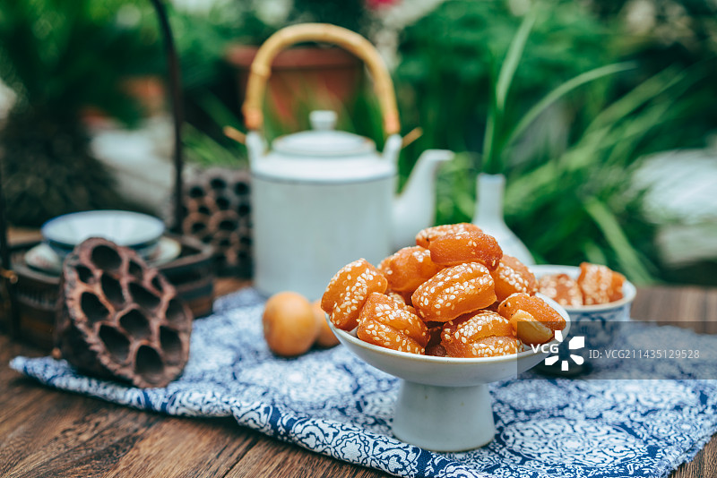 甜蜜的蜜三刀蜜糖零食,中国风味摆盘图片素材