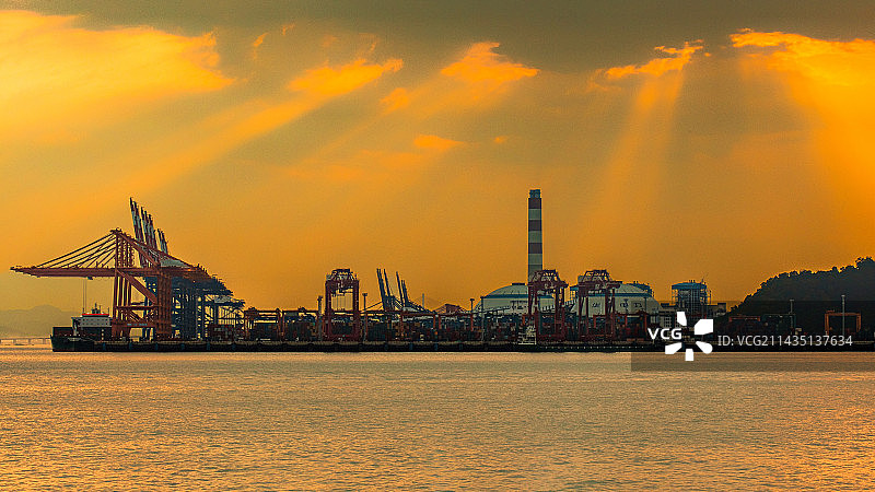 厦门嵩屿码头上空的丁达尔光图片素材