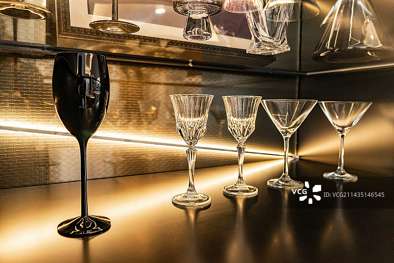 中国房地产城市健康生活拍摄主题，住宅内部环境，柜子里摆放的各种酒瓶和玻璃杯，室内无人图像摄影图片素材