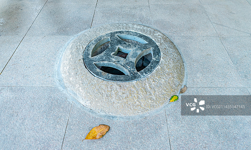 中国传统文化复古建筑拍摄主题，山东省泰安市泰山区广生泉公园，地面上的水井井盖，户外白昼无人图像摄影图片素材