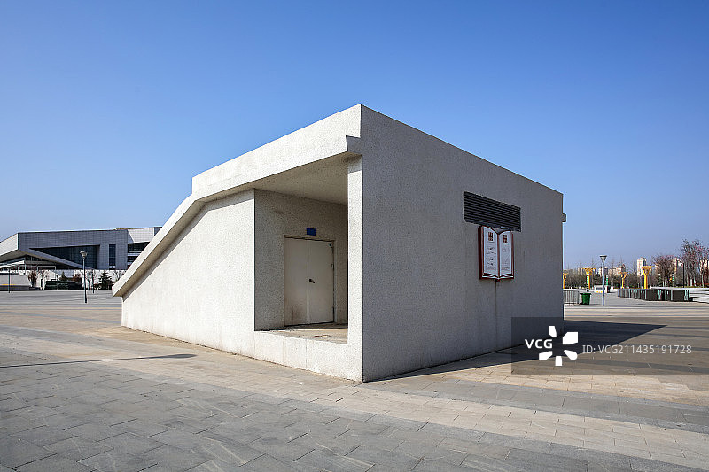 中国山东青岛平度奥体中心广场地下防空洞入口图片素材