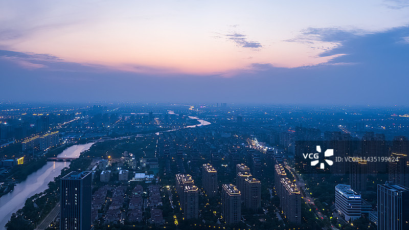 航拍暮色中的慈溪市中心图片素材