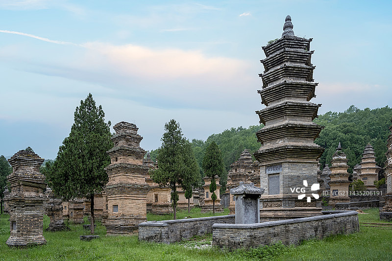 中国河南省郑州市登封嵩山少林寺塔林图片素材