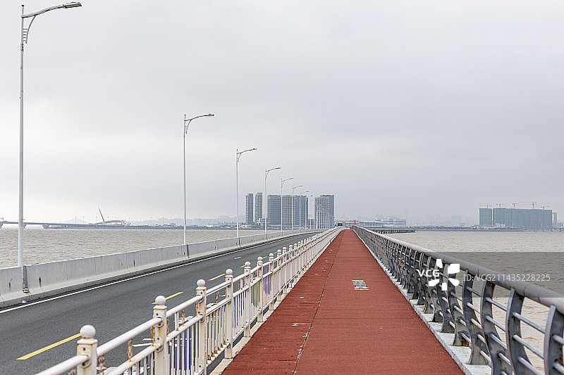珠海连接港珠澳大桥珠澳口岸岛的海上公路图片素材