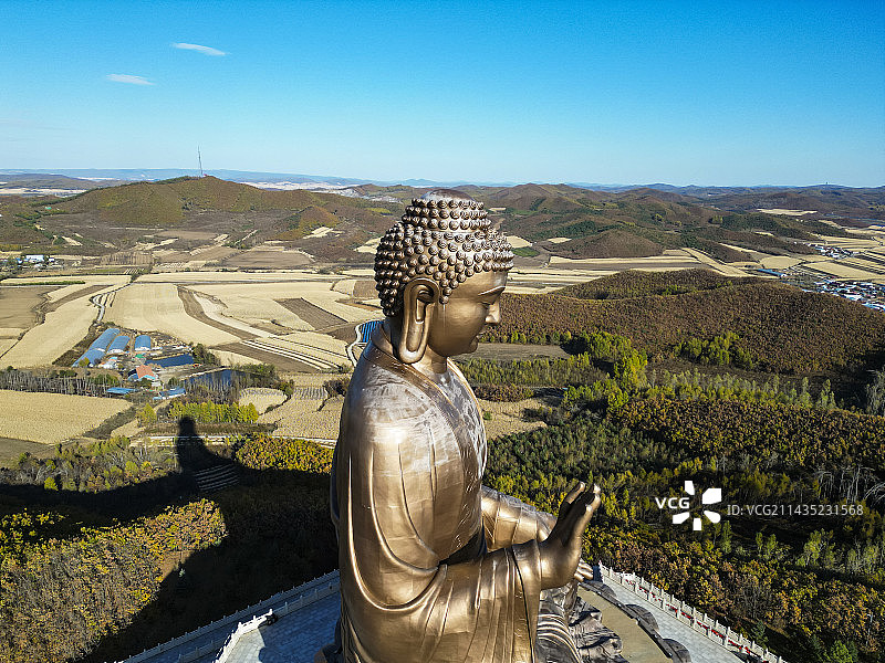 吉林省敦化市六鼎山文化旅游区航拍视角秋天美景六鼎山大佛图片素材