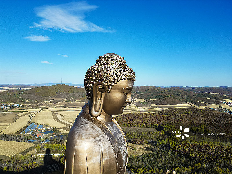 吉林省敦化市六鼎山文化旅游区航拍视角秋天美景六鼎山大佛图片素材