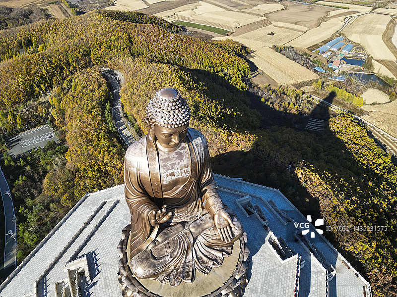 吉林省敦化市六鼎山文化旅游区航拍视角秋天美景六鼎山大佛图片素材
