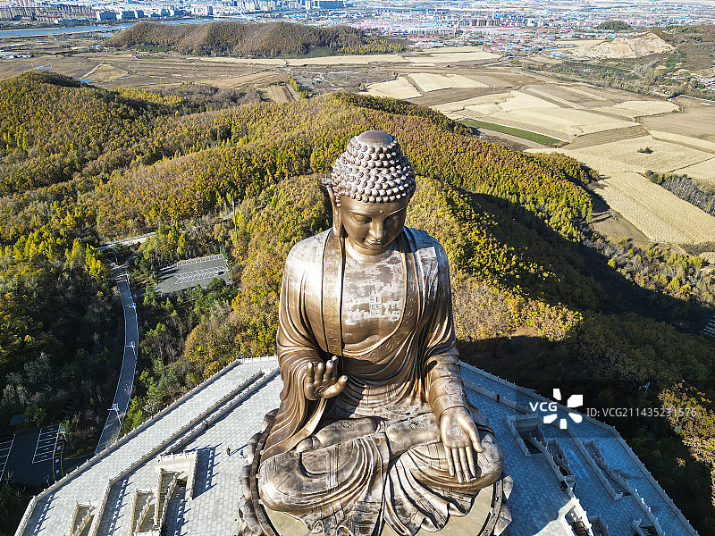 吉林省敦化市六鼎山文化旅游区航拍视角秋天美景六鼎山大佛图片素材