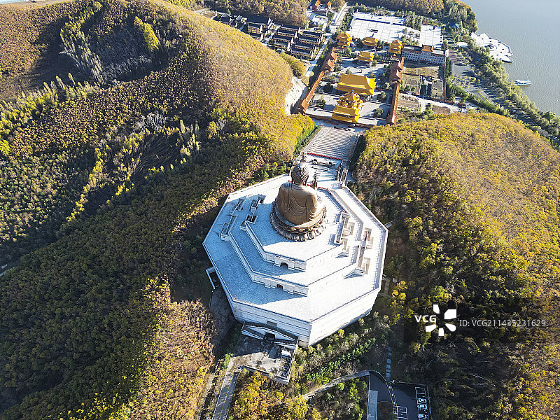 吉林省敦化市六鼎山文化旅游区航拍视角秋天美景六鼎山大佛图片素材