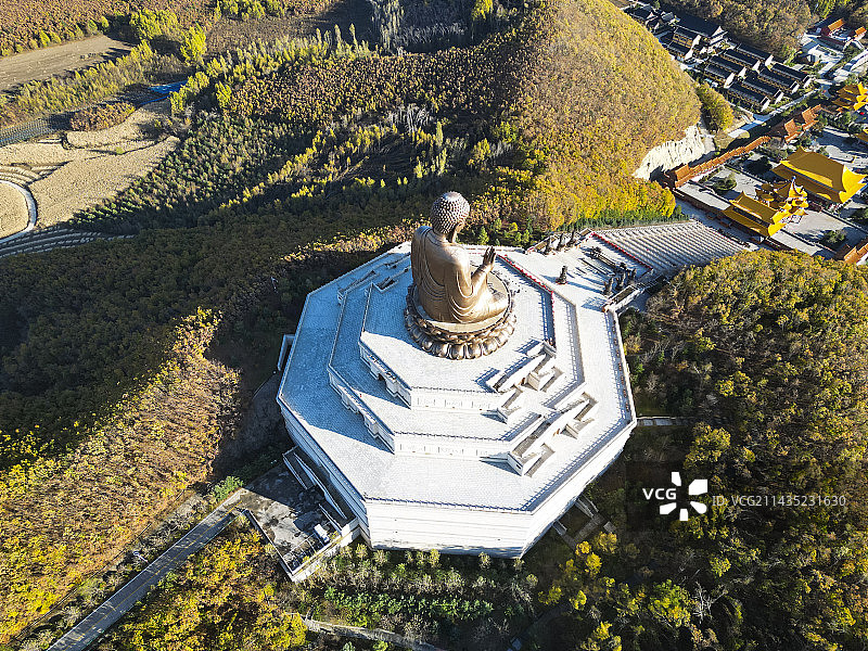 吉林省敦化市六鼎山文化旅游区航拍视角秋天美景六鼎山大佛图片素材
