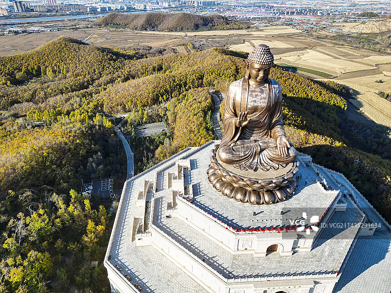 吉林省敦化市六鼎山文化旅游区航拍视角秋天美景六鼎山大佛图片素材