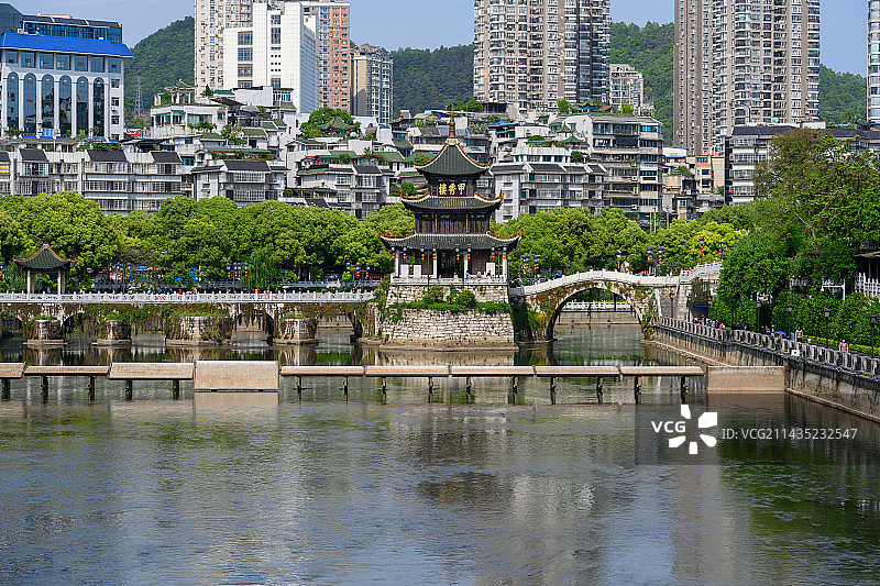 贵阳甲秀楼蓝天白云全景图片素材