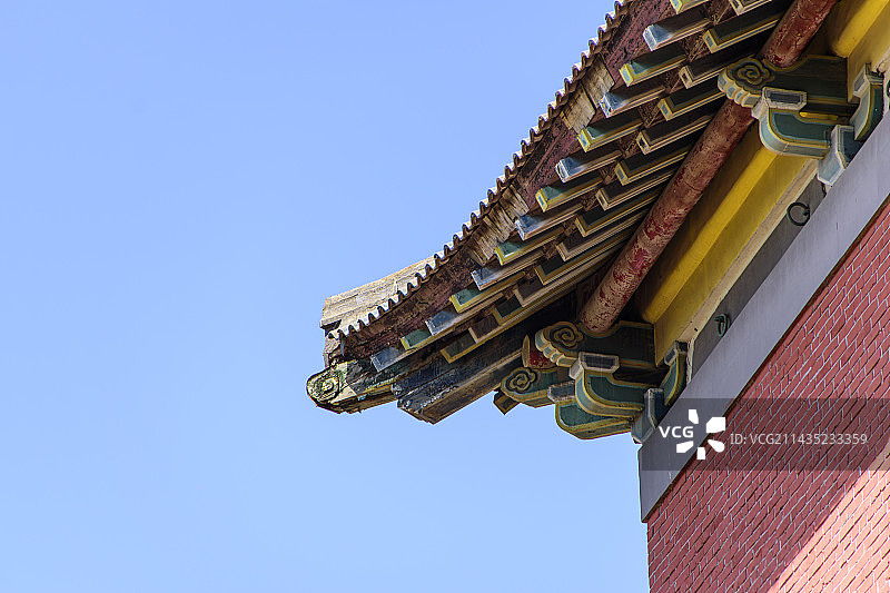 蓝天映衬下的屋檐低视角图片素材