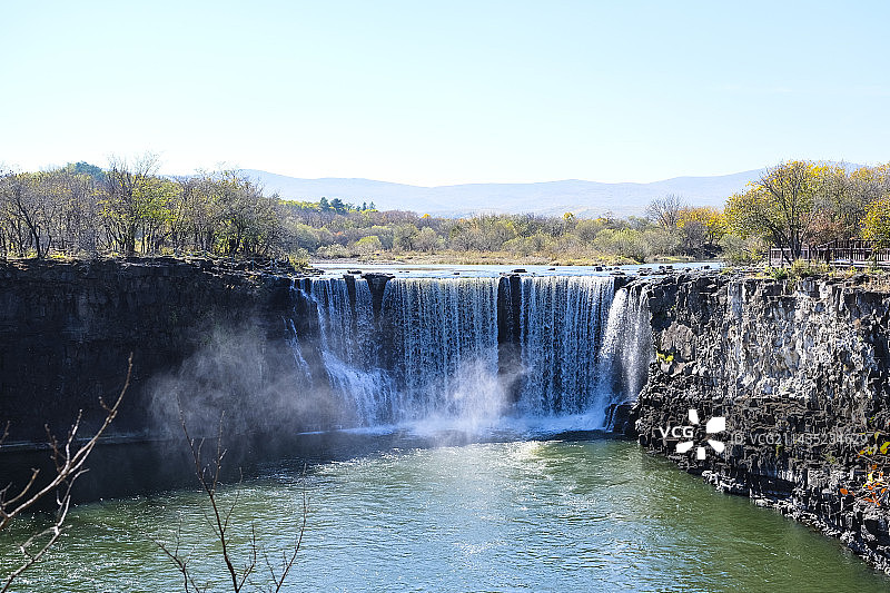 黑龙江省宁安市镜泊湖国家级风景名胜区吊水楼瀑布秋天美景图片素材