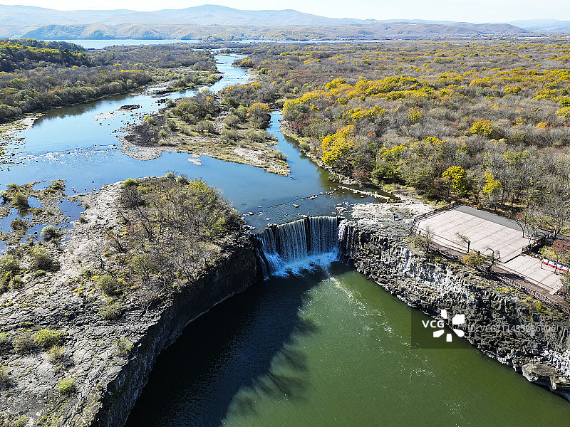 黑龙江省宁安市镜泊湖国家级风景名胜区航拍视角吊水楼瀑布秋天美景图片素材